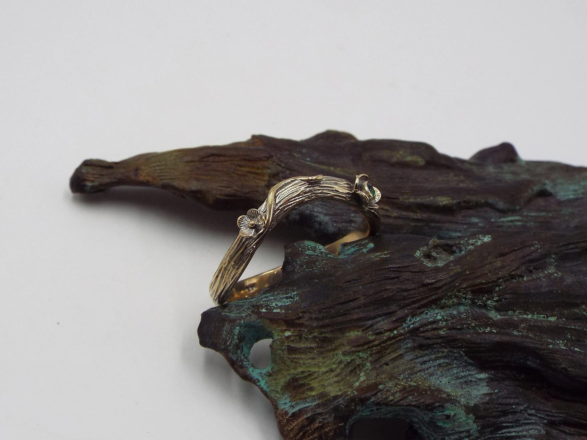 Emerald Golden Curved Flower Band - JF Fantasy Jewelry